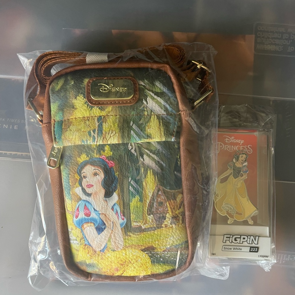 Disney Snow White Bundle w/Crossbody and Giant Pin (Brand New Sealed)
